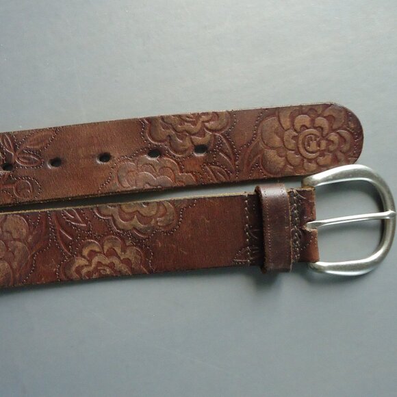 SIZE M. Fossil genuine leather floral tooled belt. main image 10